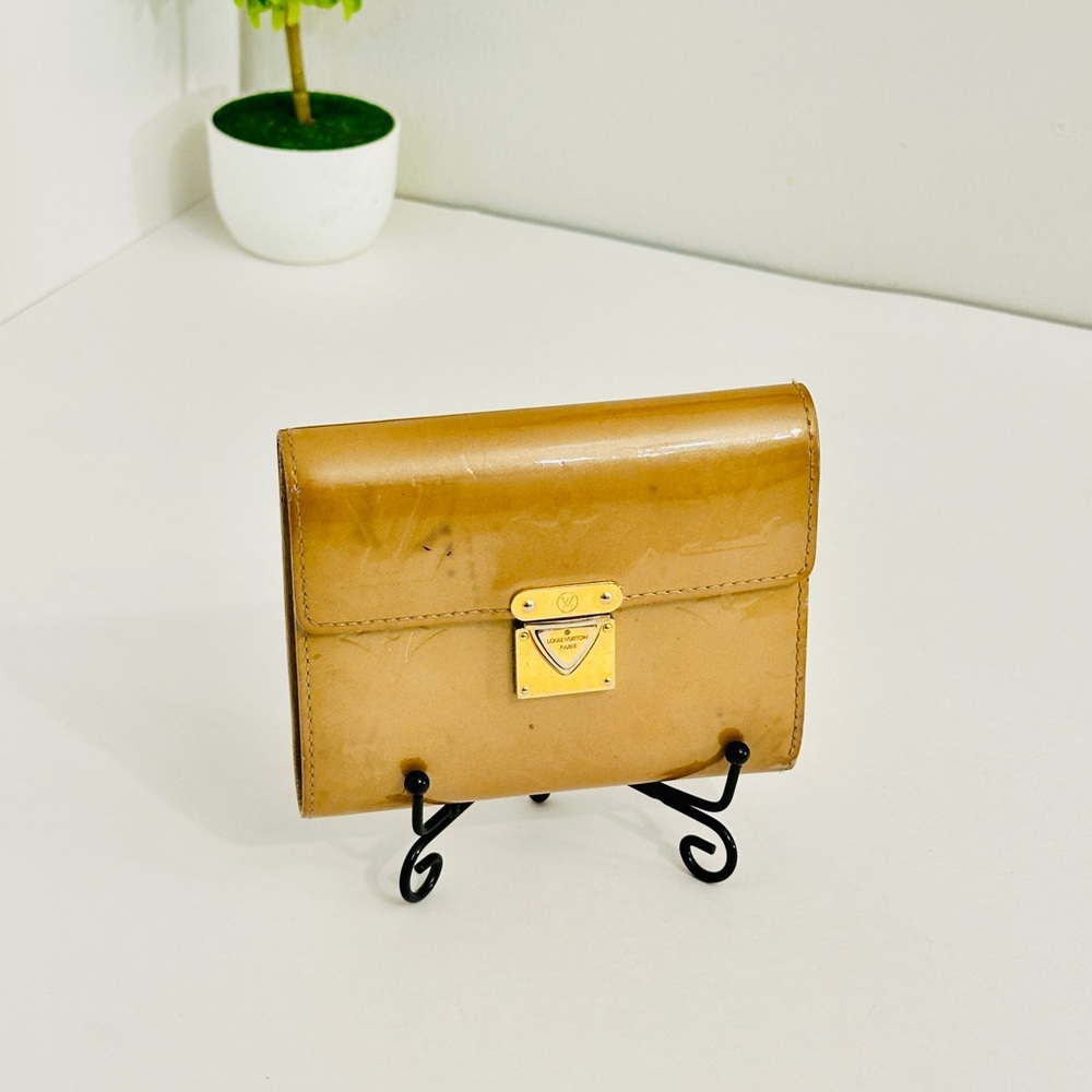 Louis Vuitton Tan patent Leather compact wallet - Picture 3 of 12